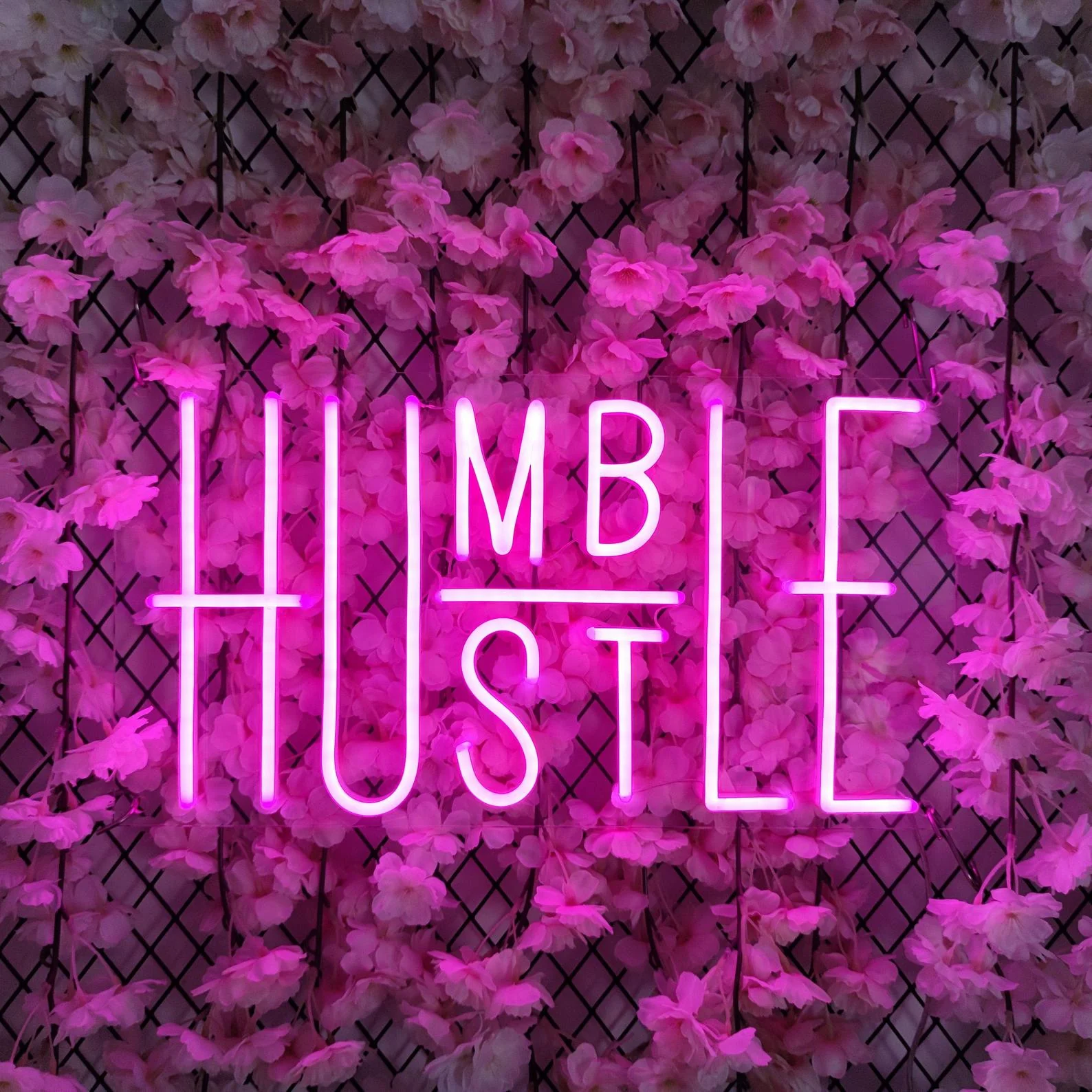 Humble-Hustle-Neon-Sign_78f4bf4c-aa05-499e-aa72-915e36b96e55